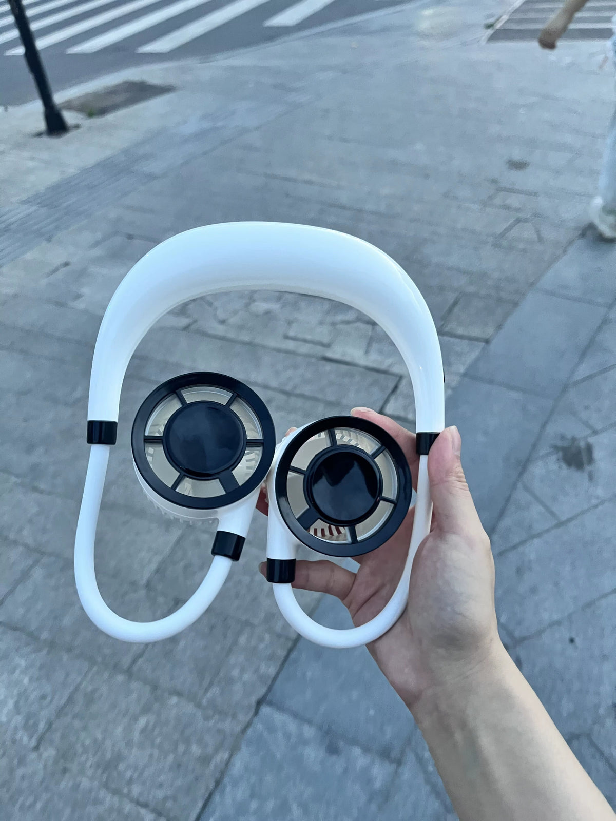 CoolBreeze F916™ – مروحة الرقبة الذكية بتبريد فوري (+هدية🎁)